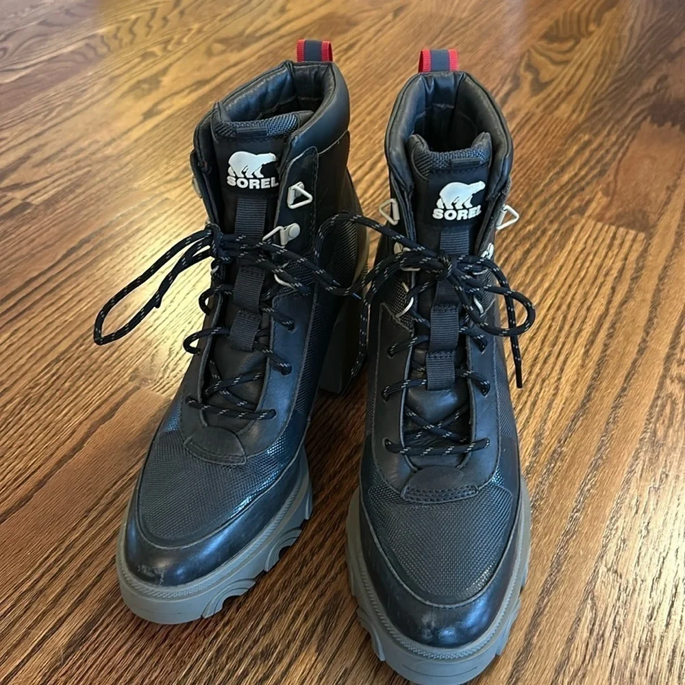 Sorel weather proof chunky heeled boots. Army green. Size 10.5. Worn once